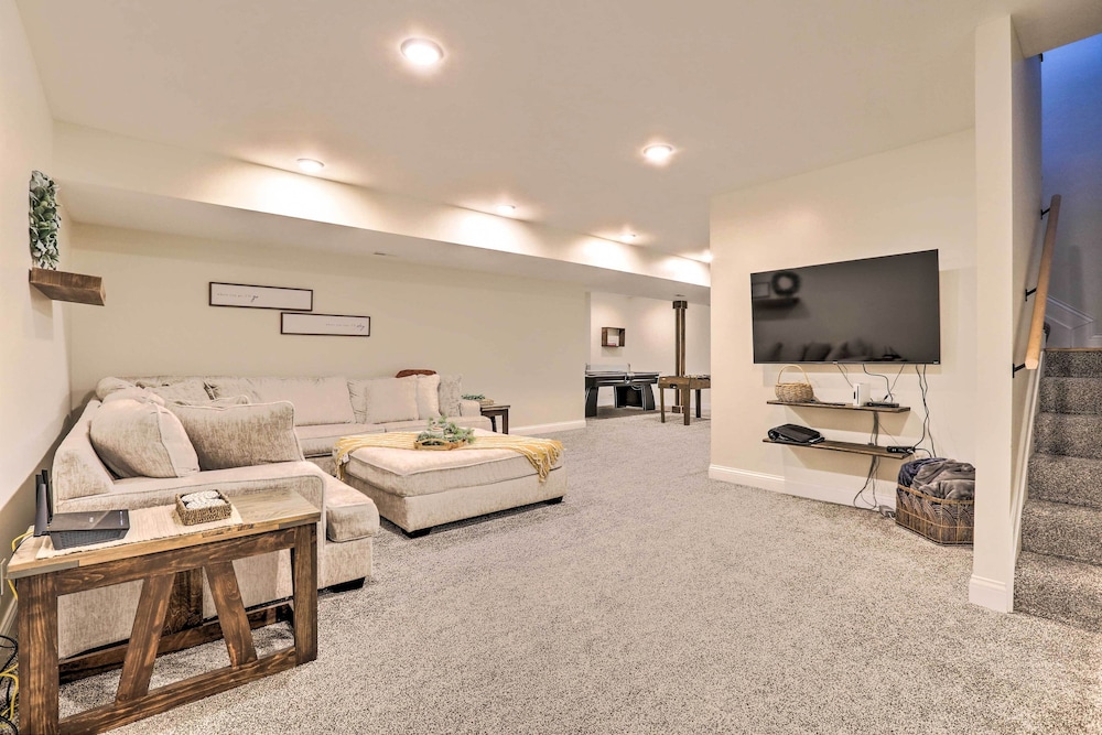 Chic Williamstown Retreat With Pool Hot Tub — Williamstown