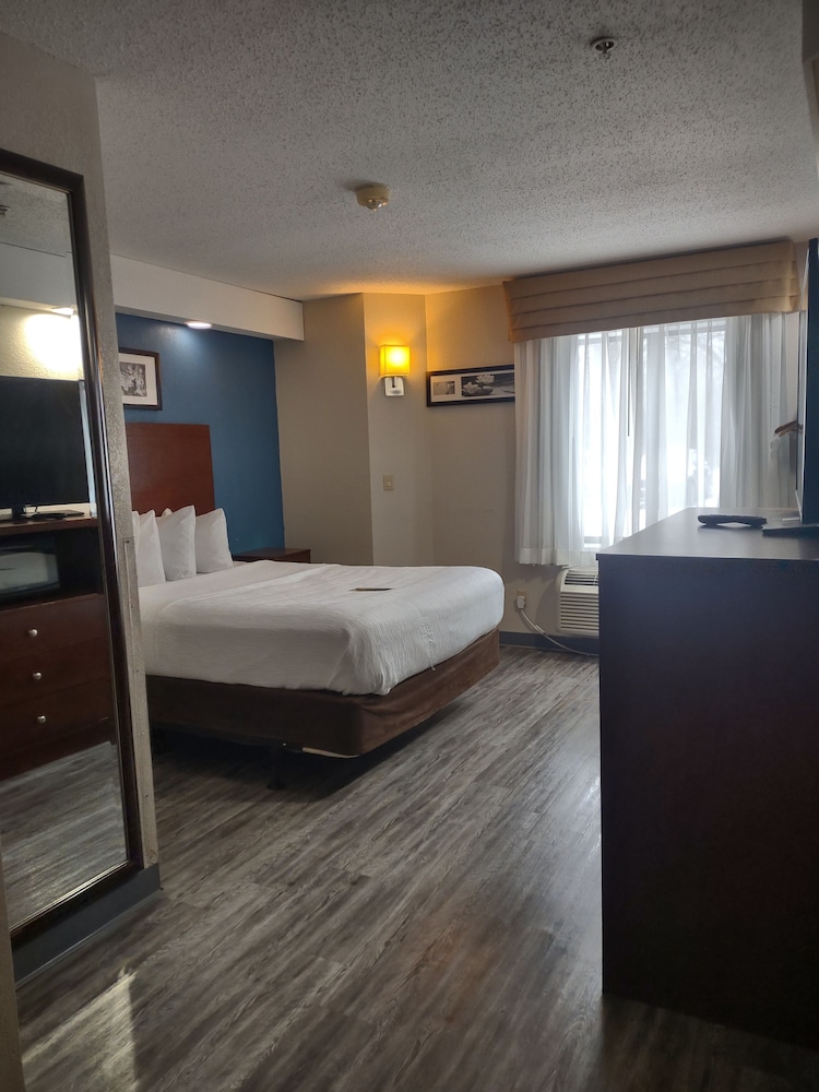 Baymont by Wyndham Flat Rock - photo 10