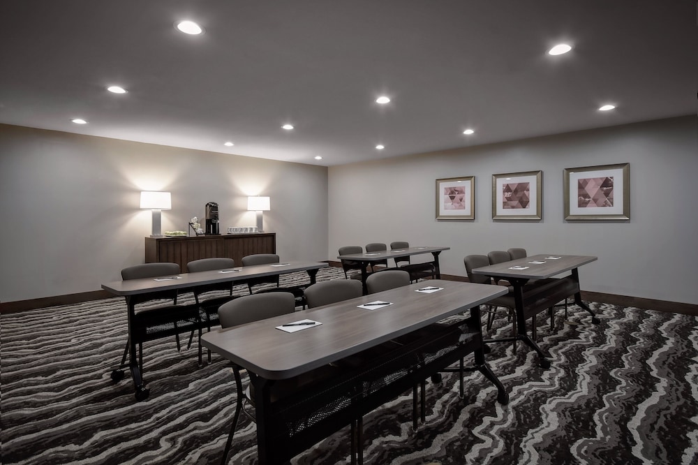 Staybridge Suites Holland by IHG - photo 37