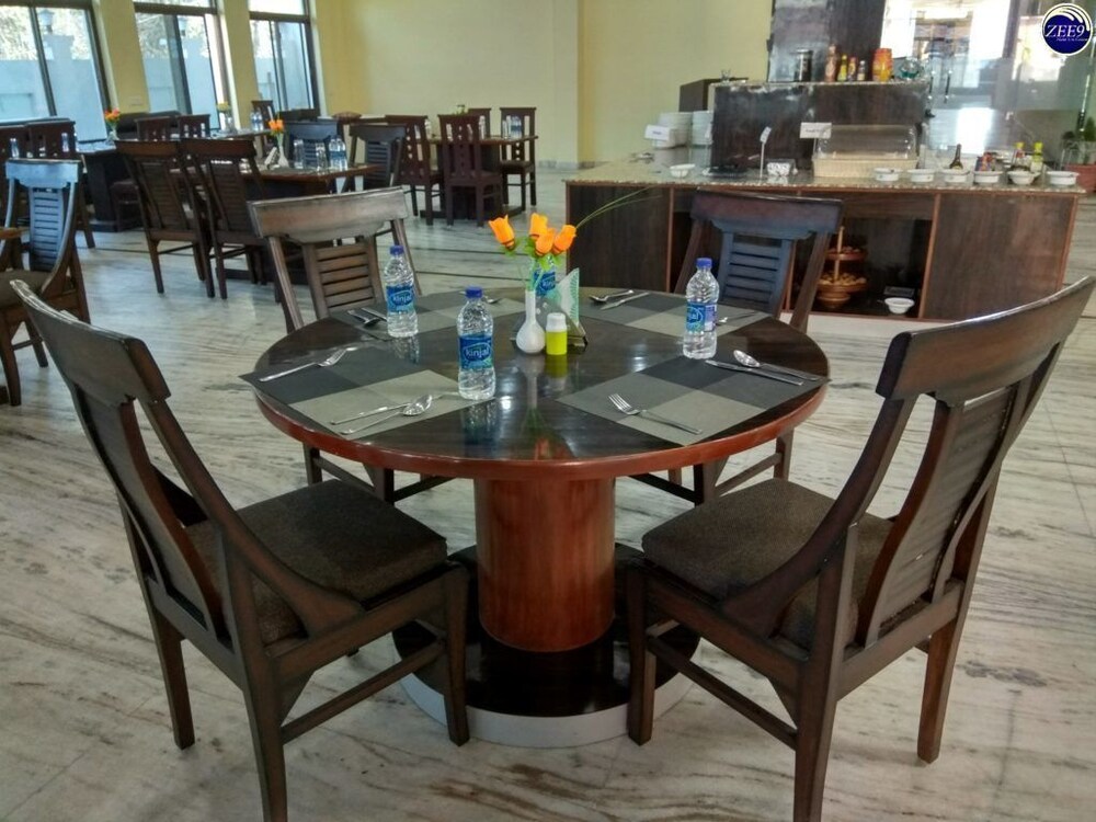 Hotel Om Residency — Padrauna — photo 2