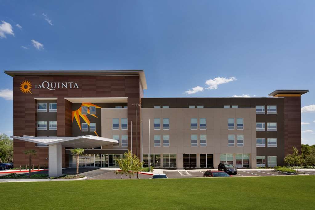 La Quinta Inn & Suites by Wyndham San Antonio Seaworld LAFB - featured photo