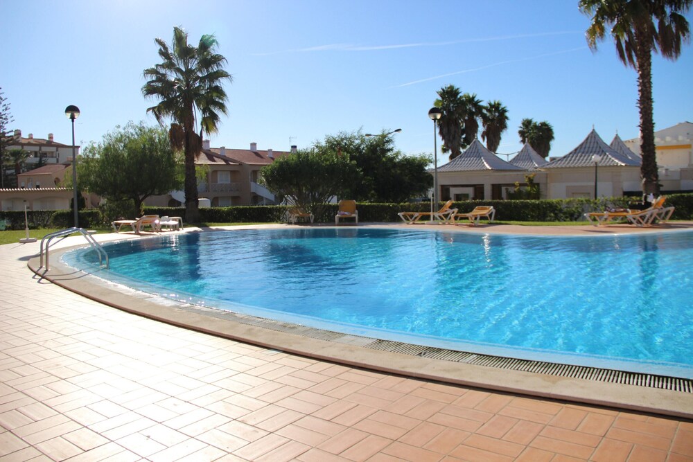 Charming Apartment with Private Garden & Pool — 4-Star Luxury Hotel in Vilamoura, Portugal