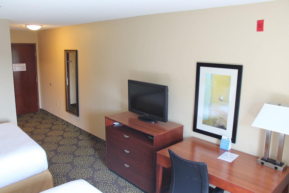 Holiday Inn Express & Suites Starkville by IHG - photo 13