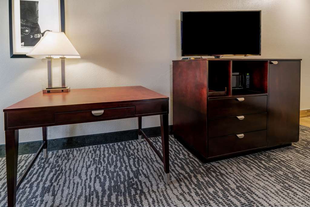 La Quinta Inn & Suites by Wyndham DFW Airport West Bedford - photo 20