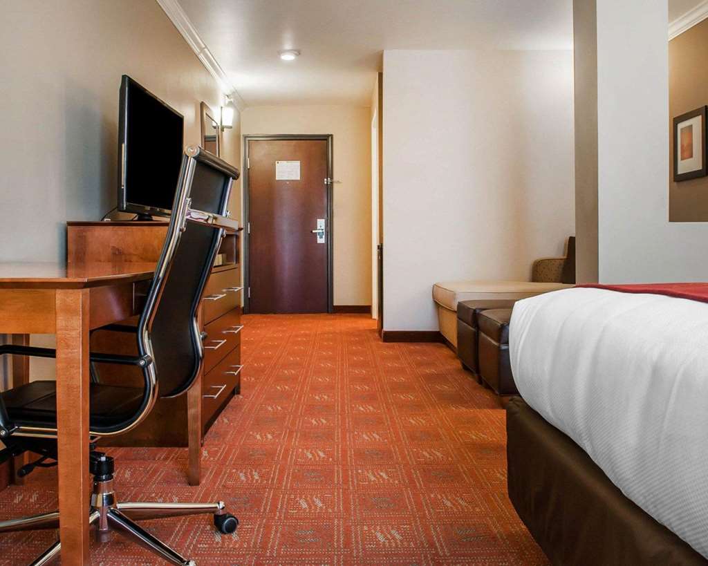 Comfort Suites Farmington - photo 11