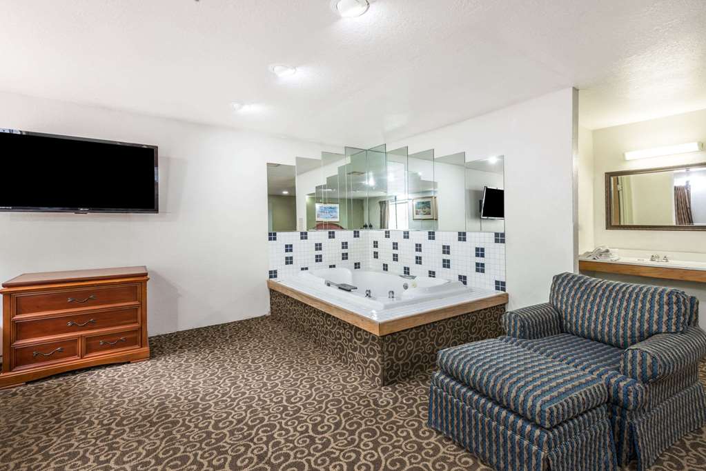 Super 8 by Wyndham Pittsburgh Monroeville - photo 58