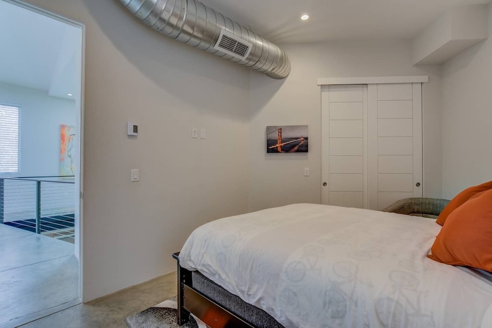 3BR Modern Marveldowntown Customprivate Balcony - photo 2