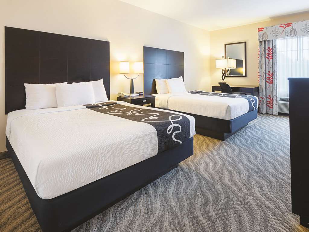 La Quinta Inn & Suites by Wyndham Glen Rose - photo 23