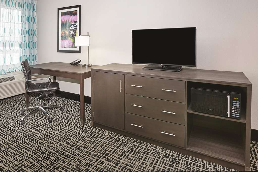 La Quinta Inn & Suites by Wyndham Springfield IL - photo 26