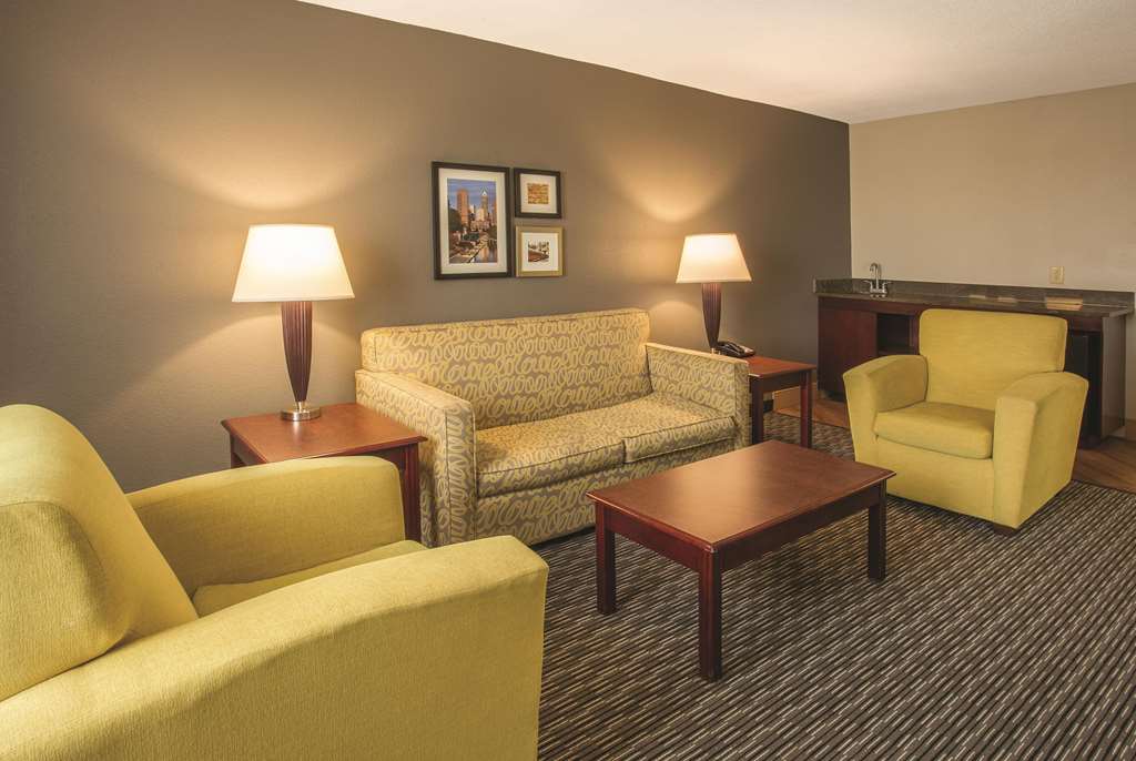 La Quinta Inn & Suites by Wyndham San Antonio Riverwalk - photo 34