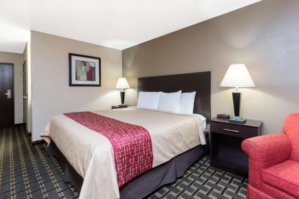 Super 8 by Wyndham Springfield East - photo 9