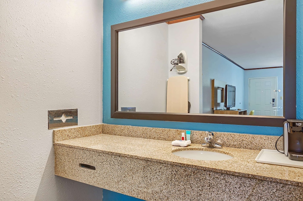 Days Inn by Wyndham Foley - photo 11