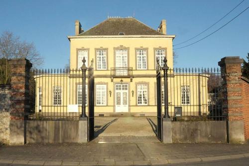 Petit Chateau a la Campagne. — hotel in Beloeil