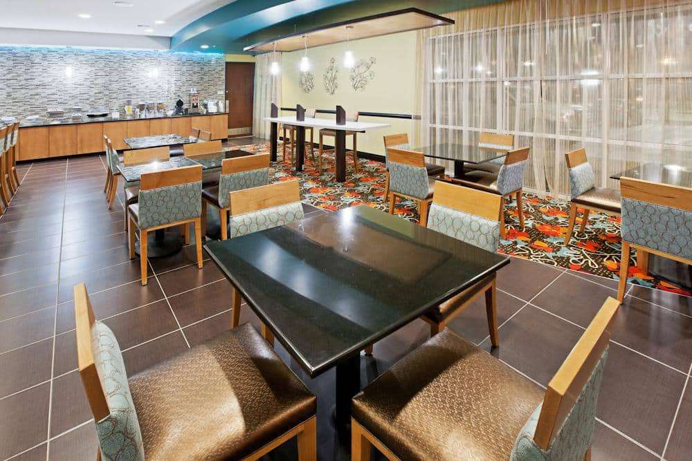 La Quinta Inn & Suites by Wyndham Tulsa Catoosa Route 66 - photo 42