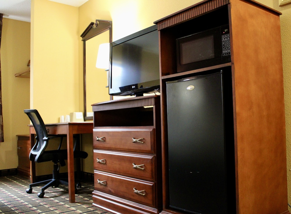 HomeTown Inn & Suites - photo 19