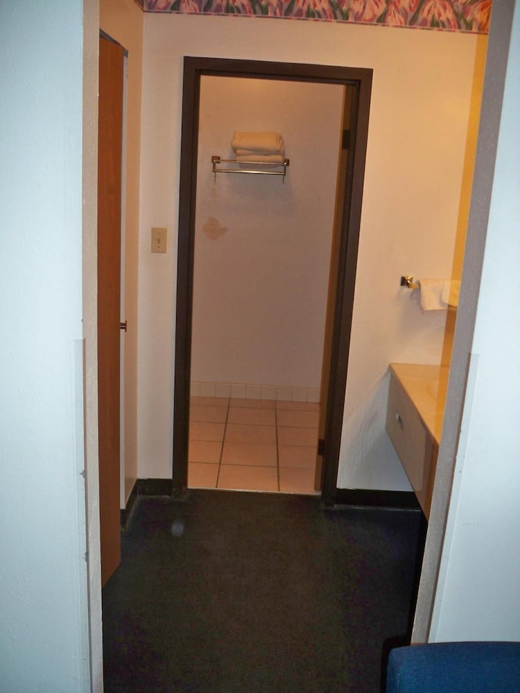 Economy Inn Wentzville - photo 9
