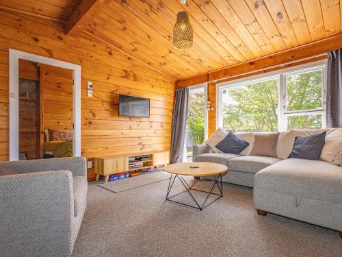 Kaka Retreat Taupo Holiday Home — 4-Star Luxury Hotel in Taupo, New Zealand