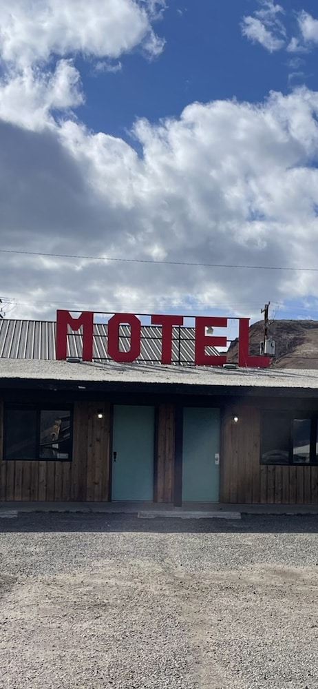 Challis Roadhouse - carbon neutral hotel in Challis