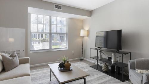 Landing Modern Apartment with Amazing Amenities — 4-Star Luxury Hotel in Worthington, United States