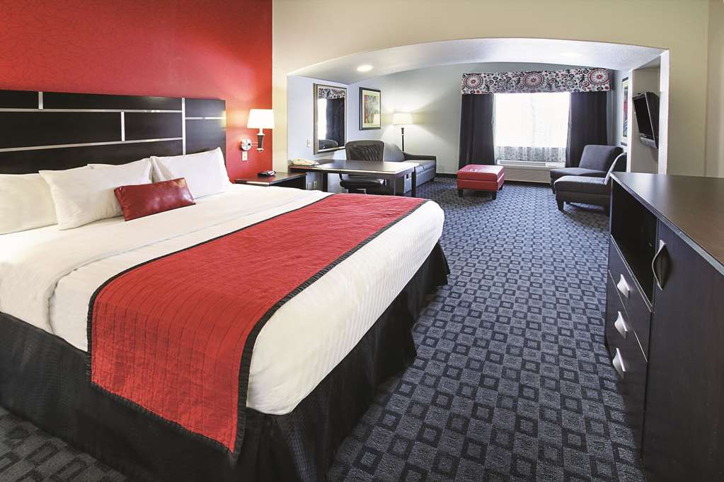 La Quinta Inn & Suites by Wyndham Dallas Hutchins - photo 16
