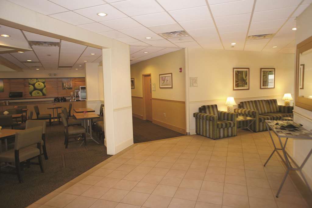 La Quinta Inn & Suites by Wyndham Nashville Airport Opryland - photo 7