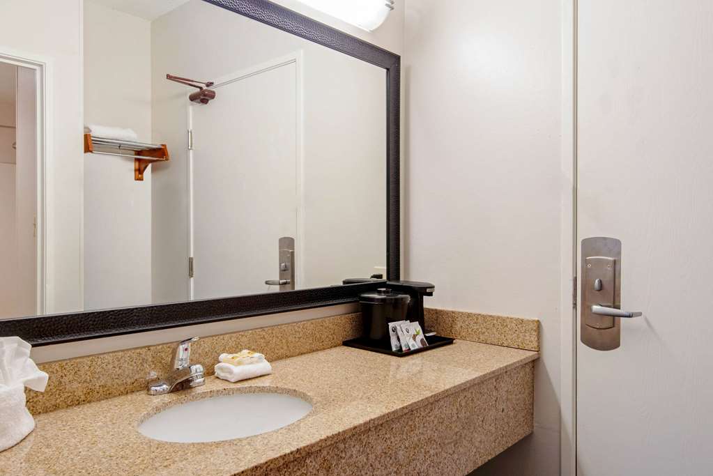 La Quinta Inn & Suites by Wyndham Naples East - photo 21