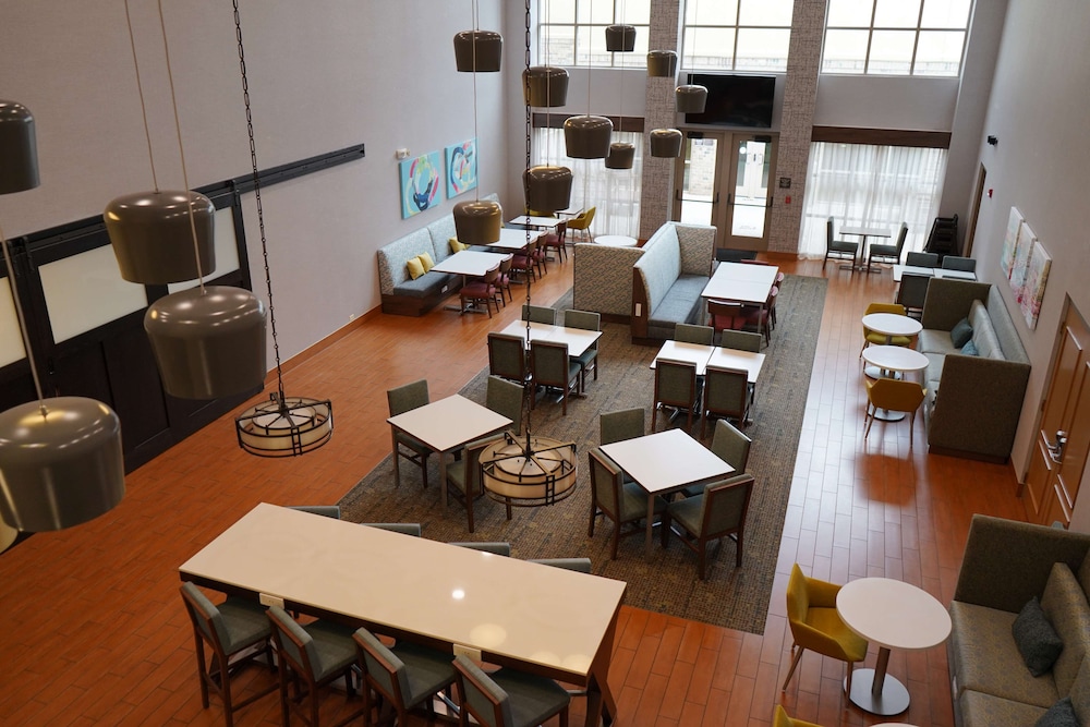 Hampton Inn & Suites Chicago Aurora - photo 40