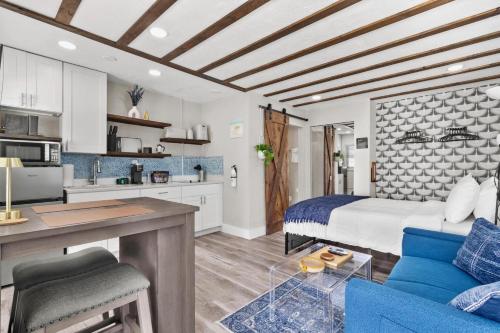 Winter Getaway Walkable To Beach Access Restaurants & Nightlife Beach Equipment Included & Pet Friendly — 4-Star Luxury Hotel in Saint Pete Beach, United States