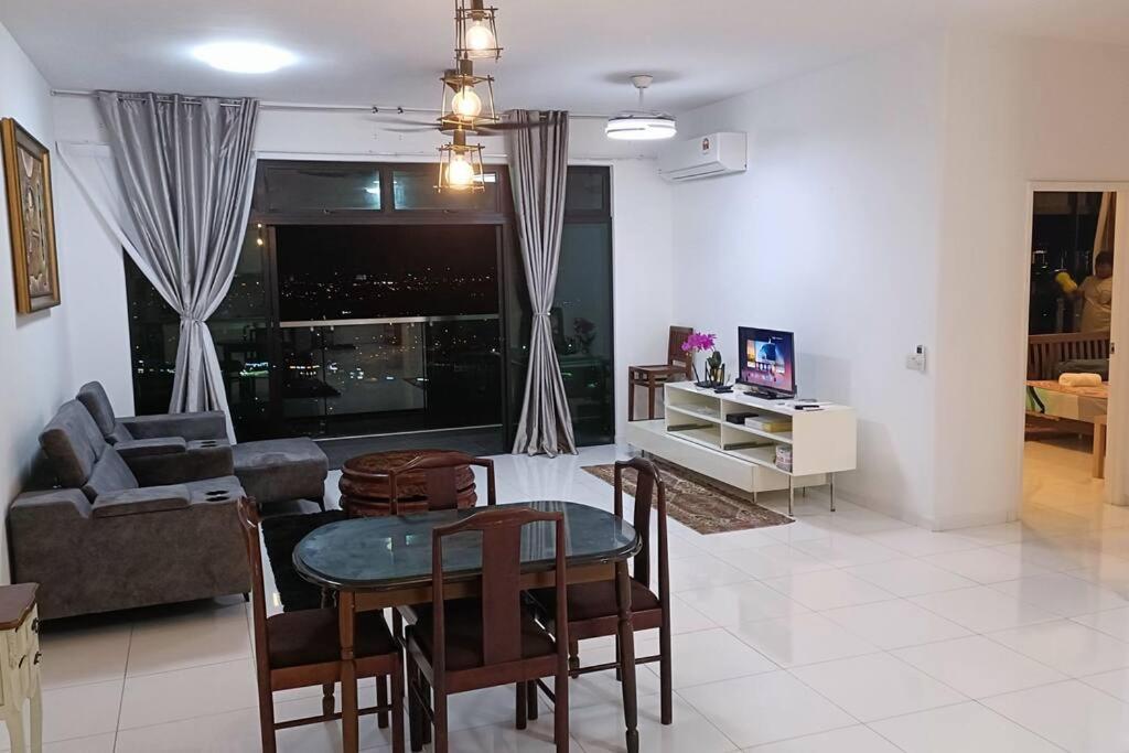 Sky Trees High Floor 2 Guests Living Room Balcony Nflix Disney Plus B22A — 4-Star Luxury Hotel in Johor Bahru, Malaysia