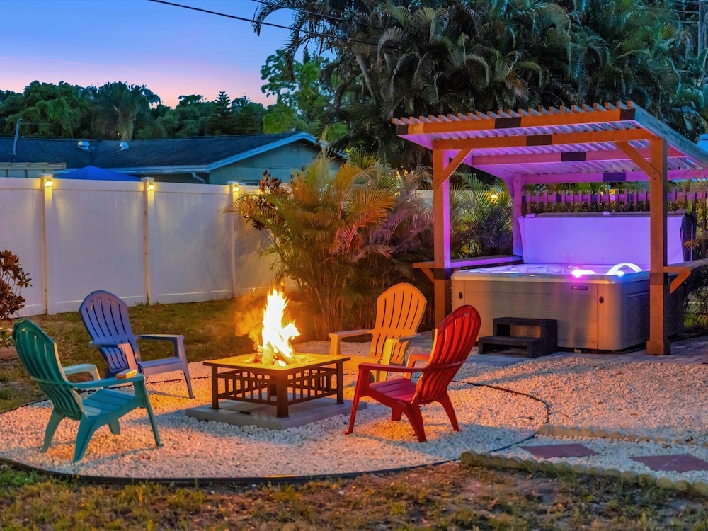 The Family Escape Hot Tub & BBQ near IRB — 4-Star Luxury Hotel in Largo, United States