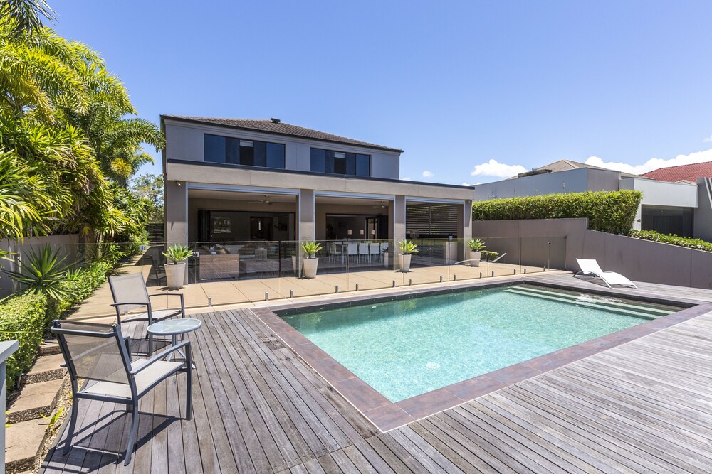 Escape @ The Cove — 4-Star Luxury Hotel in Hope Island, Australia