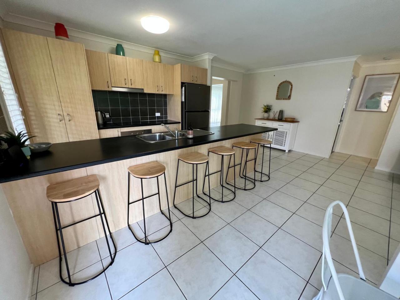 Sandstone Point 4 bedroom Home — 4-Star Luxury Hotel in Sandstone Point, Australia