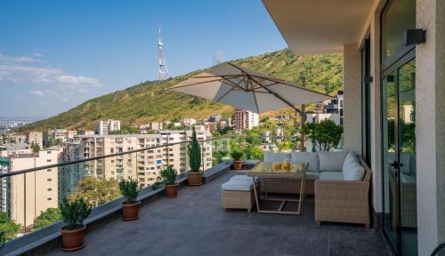 Entire House Cityscape Retreat: The View