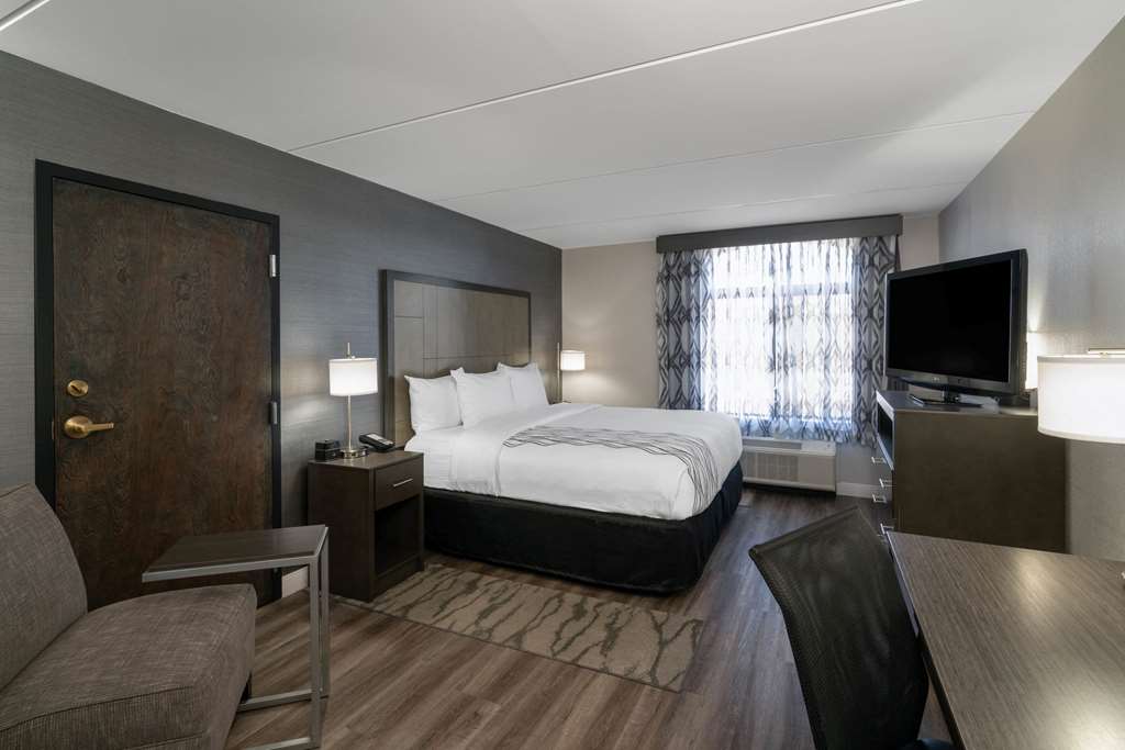 La Quinta Inn & Suites by Wyndham Raleigh Downtown North - photo 8
