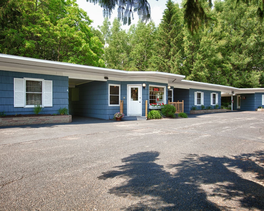 Whispering Winds Motel - featured photo