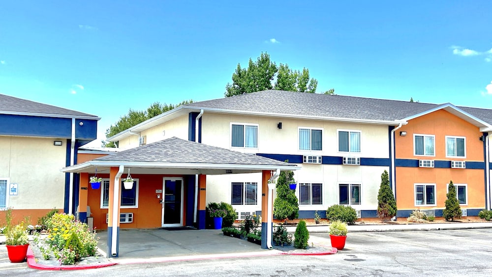 Super 8 by Wyndham Parsons - featured photo