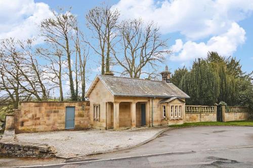 North Lodge 17th Century Gate Cottage at Hassop Hall — 4-Star Luxury Hotel in Bakewell, United Kingdom
