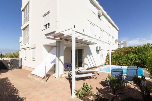 Family friendly apartments with a swimming pool Sabunike Zadar 18841 — 4-Star Luxury Hotel in Privlaka, Croatia