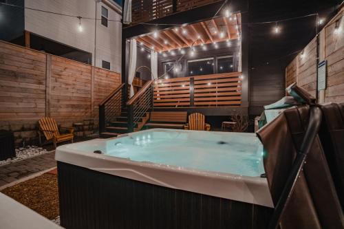 Luxurious 4bd home sleeps 12 minutes to downtown with parking — 4-Star Luxury Hotel in Nashville, United States