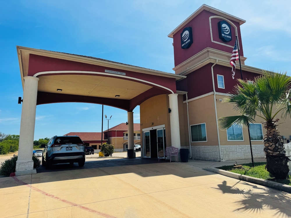 Executive Inn and Suites — hotel in Floresville