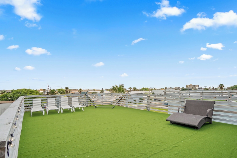 Above & Beyond by Silver Sands Vacation Rentals — 4-Star Luxury Hotel in Port Aransas, United States