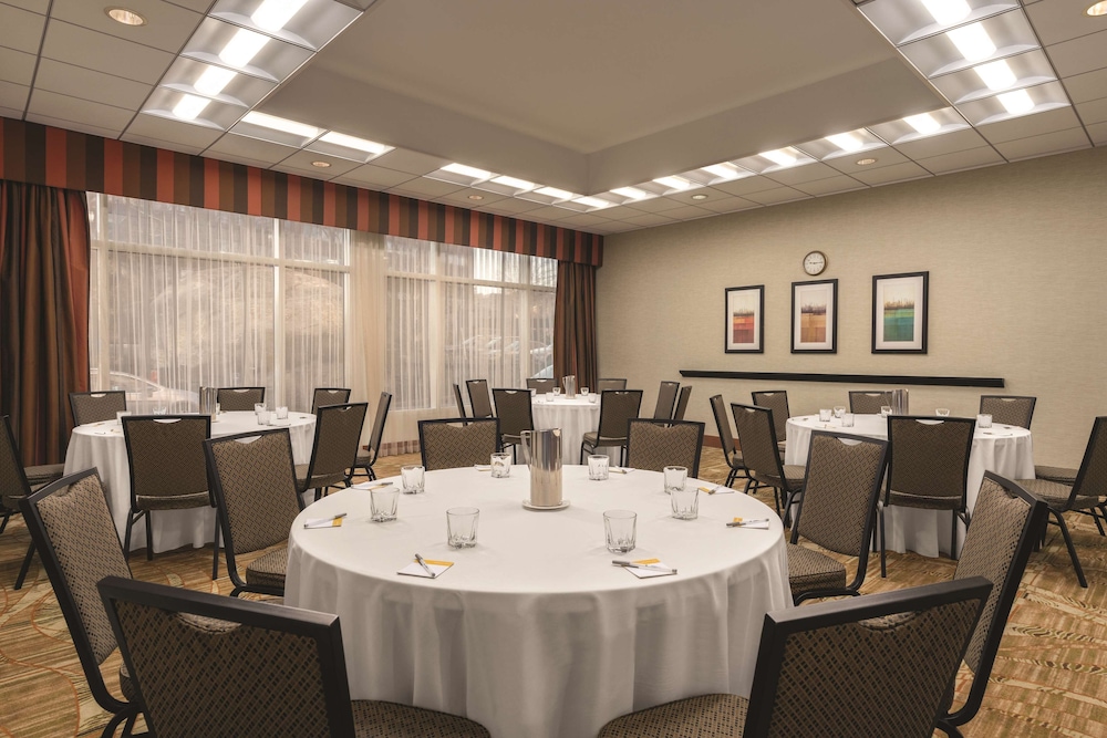 Hampton Inn New York LaGuardia Airport - photo 26