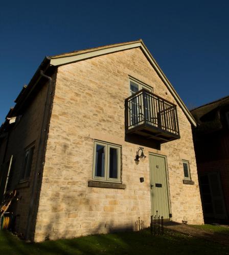 Pet friendly Cotswold Cottage with hot tub and swimming pools — 4-Star Luxury Hotel in Cirencester, United Kingdom