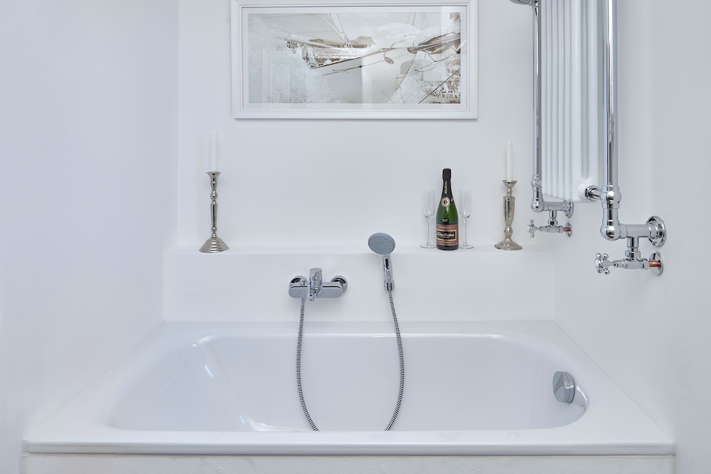 Deep Soaking Bathtub