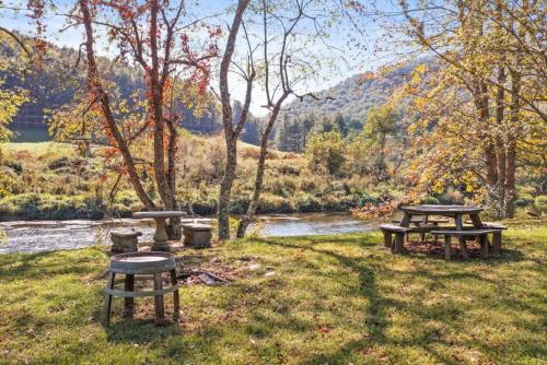 Tranquil Riverfront Living at Sasquatch Cabin — Fleetwood — photo 4