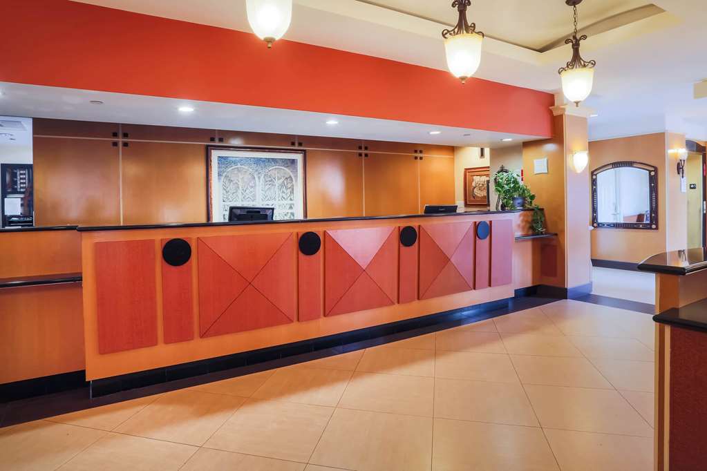 La Quinta Inn & Suites by Wyndham Islip MacArthur Airport - photo 8