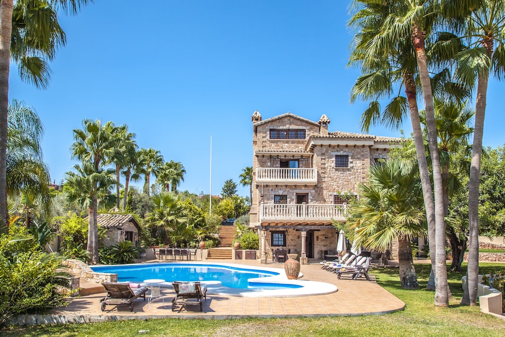 Cubo's Villa Dos Reyes — 5-Star Luxury Hotel in Alhaurin De La Torre, Spain