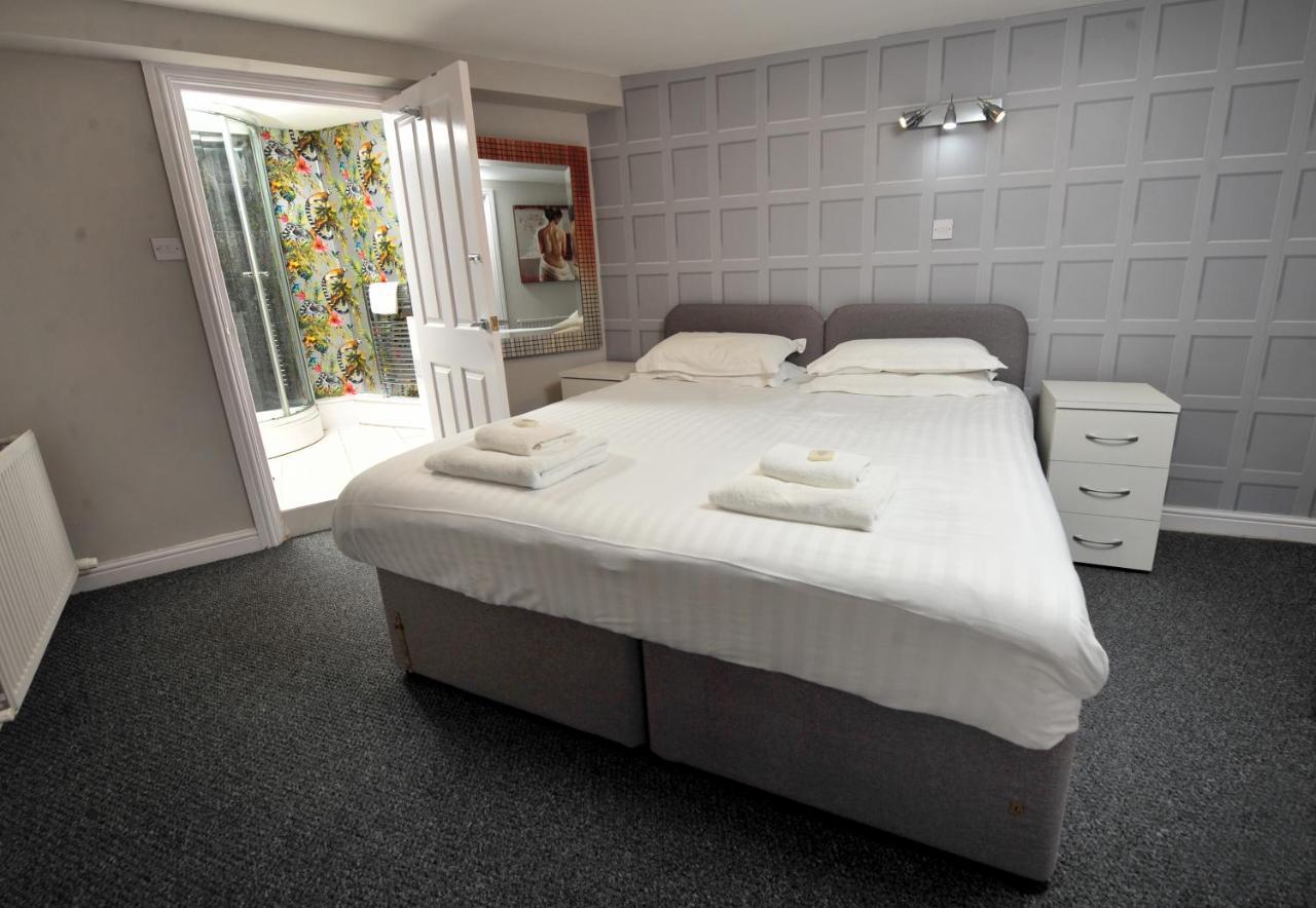 Strawberry One 3 en suite bedrooms Private Parking Harrogate Holiday Apartments