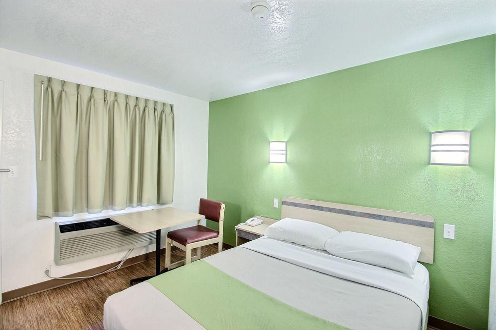 Motel 6 Milwaukee West Brookfield - photo 12