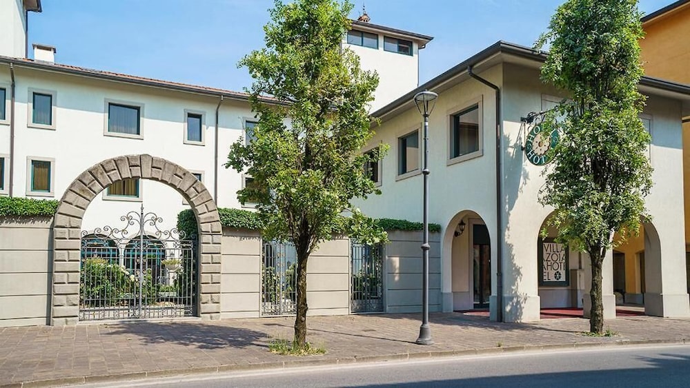 Hotel Villa Zoia — 4-Star Luxury Hotel in Boltiere, Italy